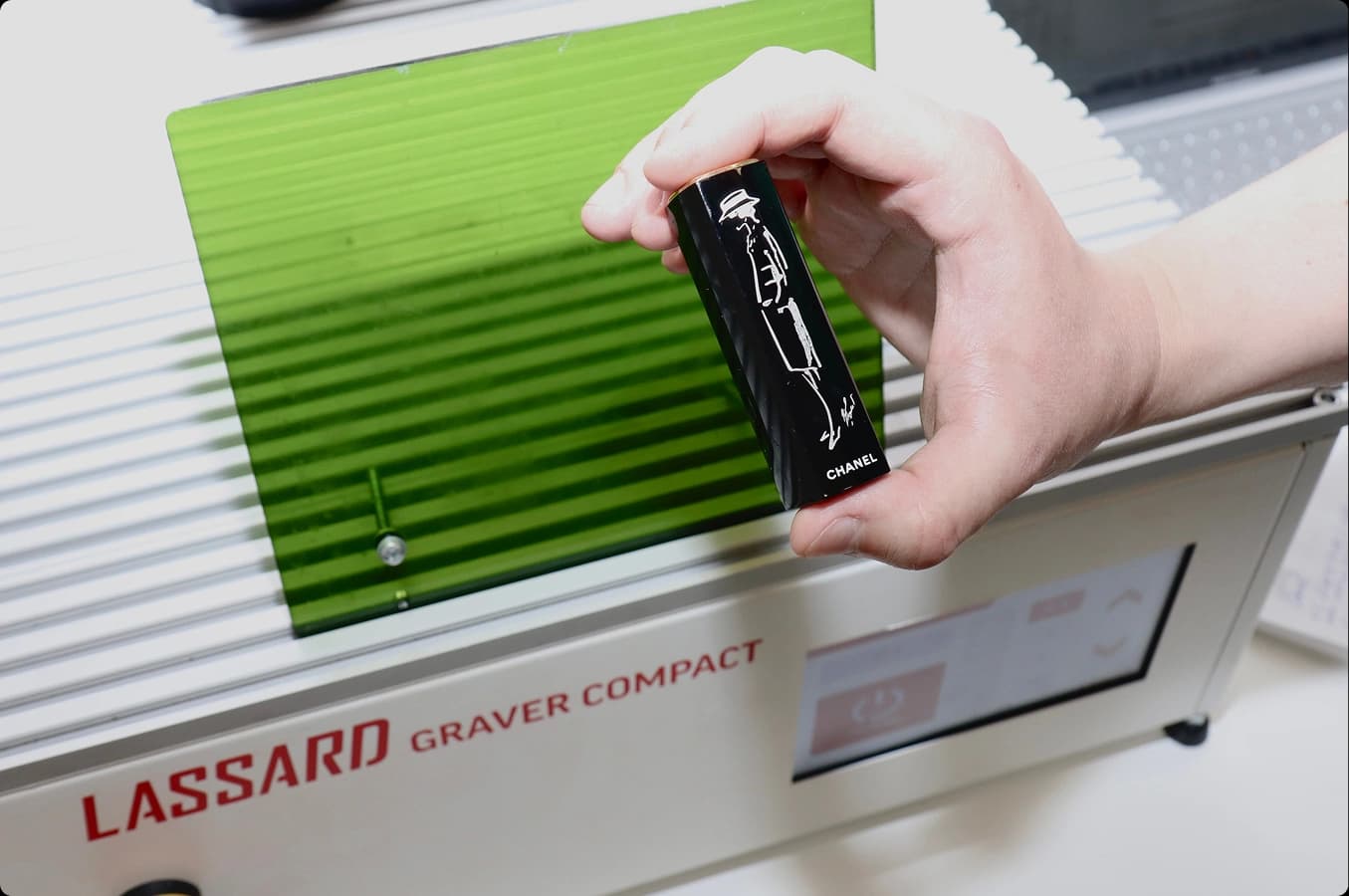 Лазерная гравировка и маркировка в шоуруме ЛАССАРД